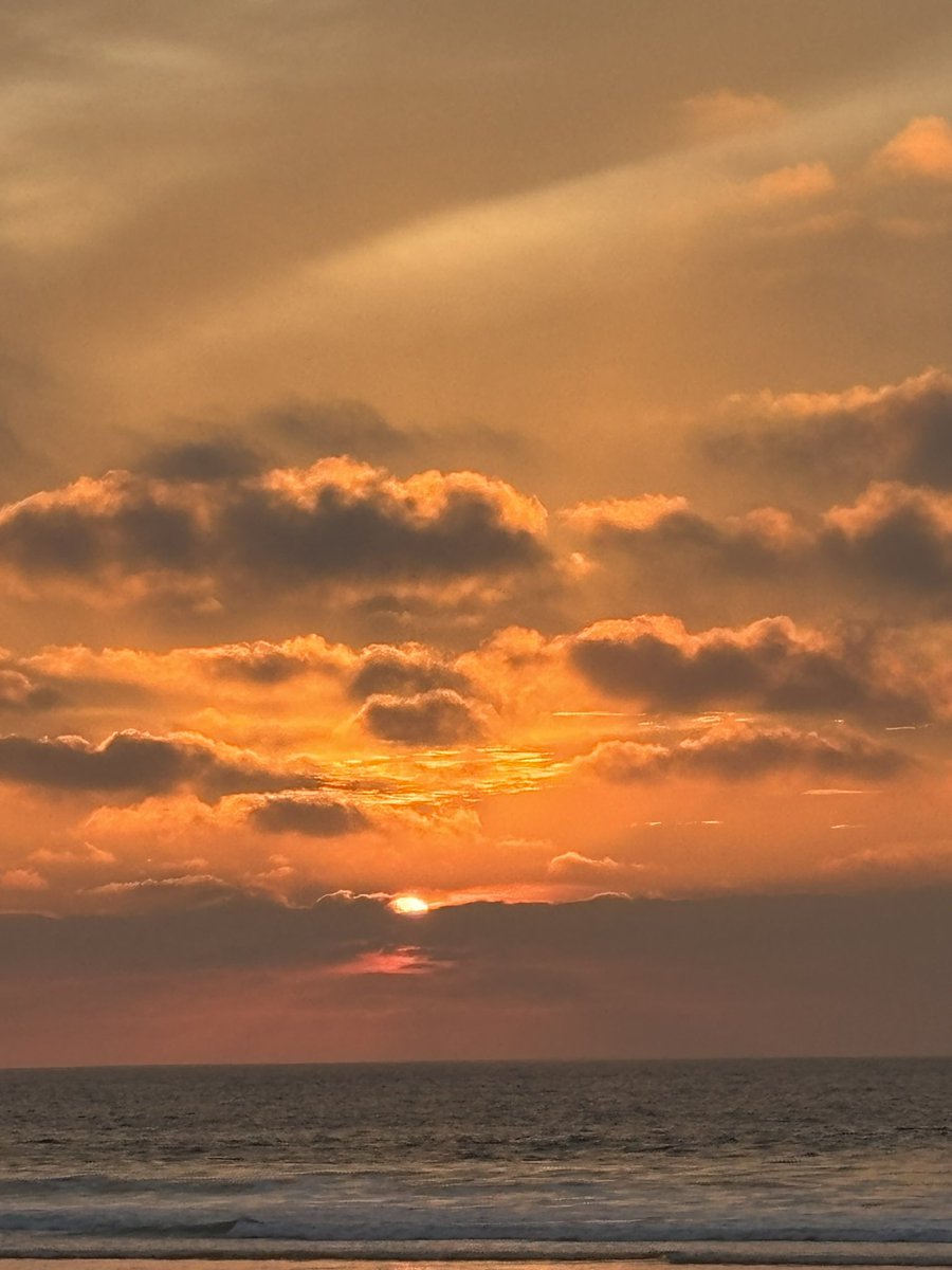 Beaches0411's tweet photo. @DailyPicTheme2 The clouds have #enveloped around the sun https://t.co/8vfRGkvCAr