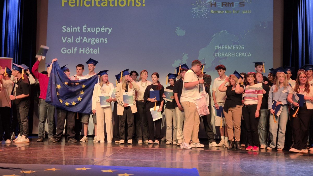 NatachaChicot's tweet photo. Très heureuse, en ce #JoliMoisdelEurope, de remettre les Europass aux 370 lycéens professionnels de l’académie partis en mobilité à l’étranger grâce au dispositif #HERMES. Une expérience humaine et professionnelle unique qui ouvre de belles perspectives d’avenir! https://t.co/wWW8XPIvdg
