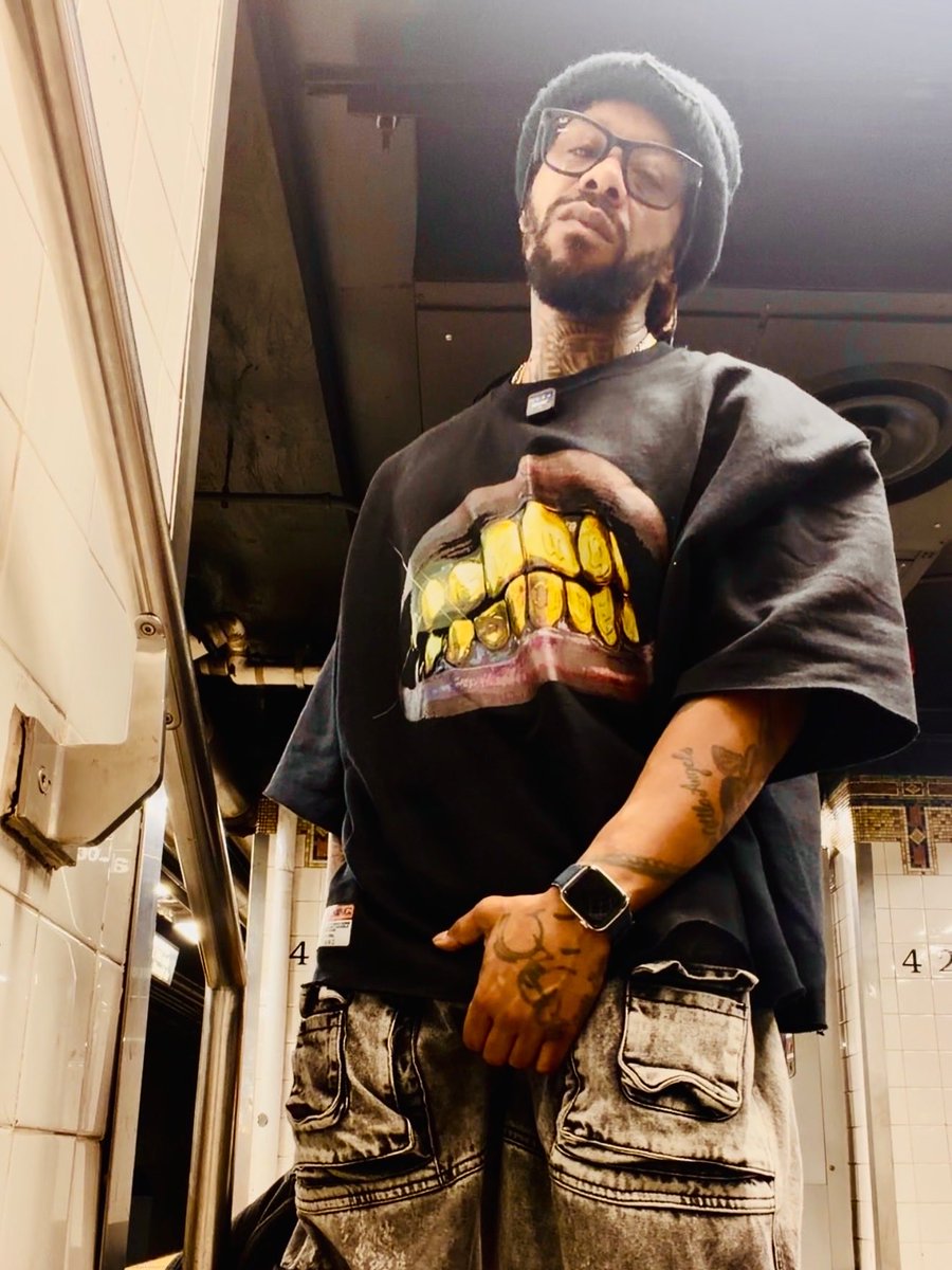 SUNMEGA3's tweet photo. You under cover im under ground chump. Big difference. https://t.co/iKuIJRl01L