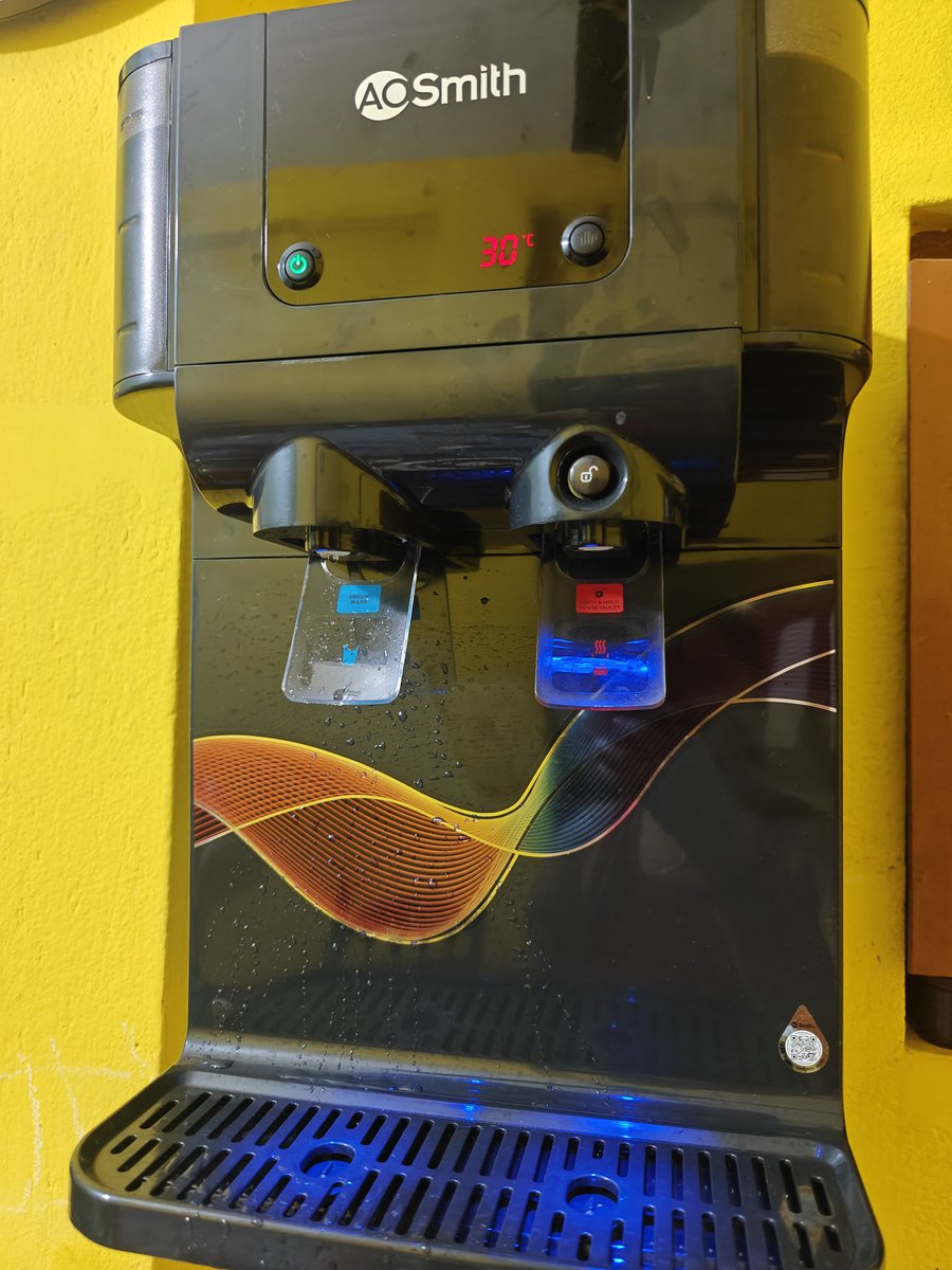 subratapr's tweet photo. @AOSmithin  the  worst dispensing mechanism, with the wrong height between the water collection tray to the dispenser. Not for indian homes. Even difficult to pour water into 1 litre bottles https://t.co/LsMaGU3jnp