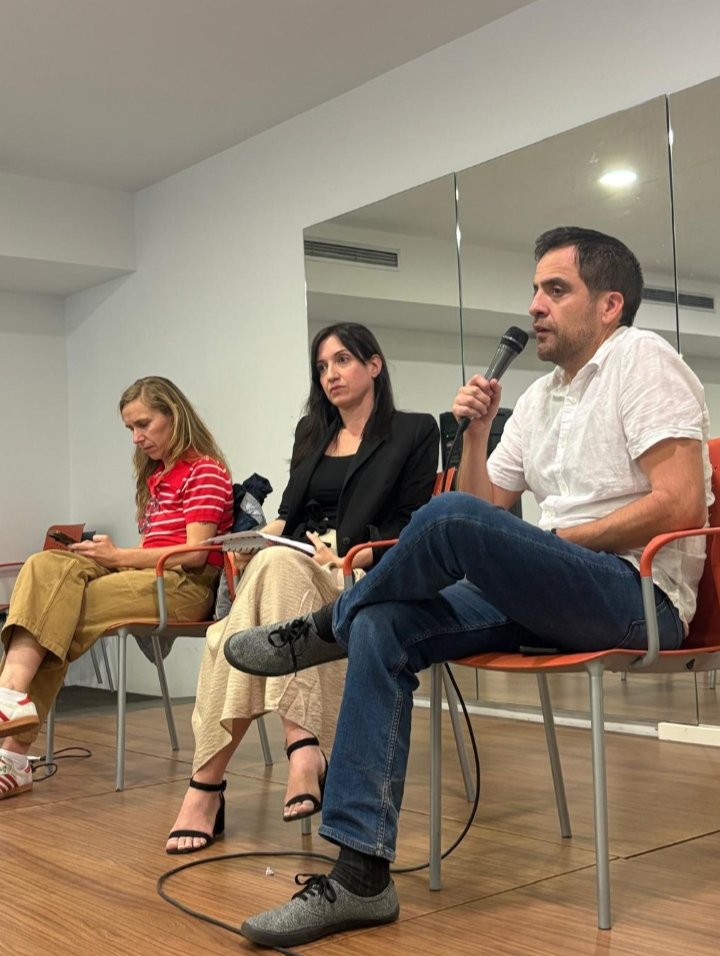 Manuel1147's tweet photo. La alegría de trabajar y luchar colectivamente por mejorar nuestras ciudades.
Nuestros derechos no se venden, se defienden.
La historia es nuestra y siempre la harán los pueblos. #Alcorcón https://t.co/xgKn0aoZeo