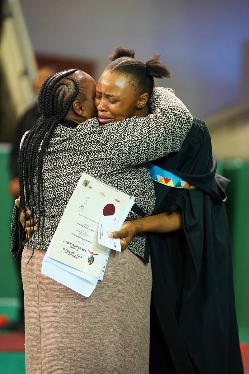 Iqanda le country.

She did not have any frontal 
She did not have any Facebeat make up
She did not have a new fancy dress
As she was raised by a single mother ...

But she said nothing will stop me from finishing what I have started,she went and got her BA honors👩‍🎓 

24 years
