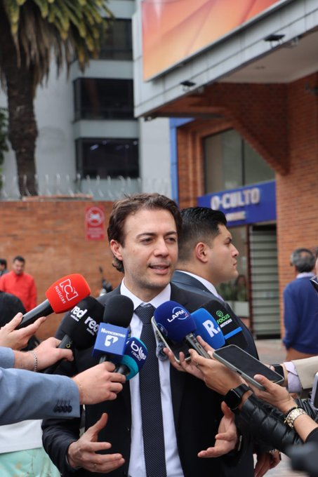 🩺 El "Milagro" de las 10 Colonoscopias 🤡
¡Atención, maestros! Resulta que en el FOMAG no solo administran salud, ¡también hacen milagros científicos! 🧬 Según la Supersalud, hay pacientes a los que les hicieron 10 colonoscopias en un solo día. 🍑💨
O tenemos los intestinos más