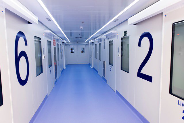 Durante unas semanas estará el foco dirigido a la "Planta 22" del Hospital Gómez Ulla.

Donde se encuentra la Unidad de Aislamiento de Alto Nivel (UAAN) con 7 camas de hospitalización y un laboratorio BSL-3 (Biosafety Level 3)

#NRBQ