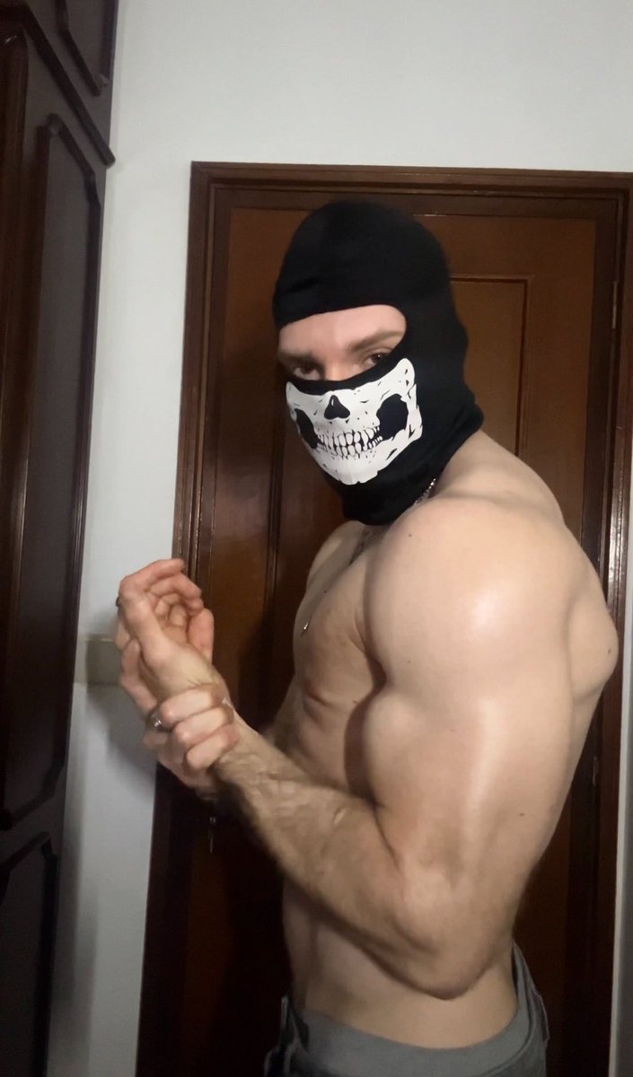 tweethi0905's tweet photo. Mask on // Mask off https://t.co/SQazy9UI8y