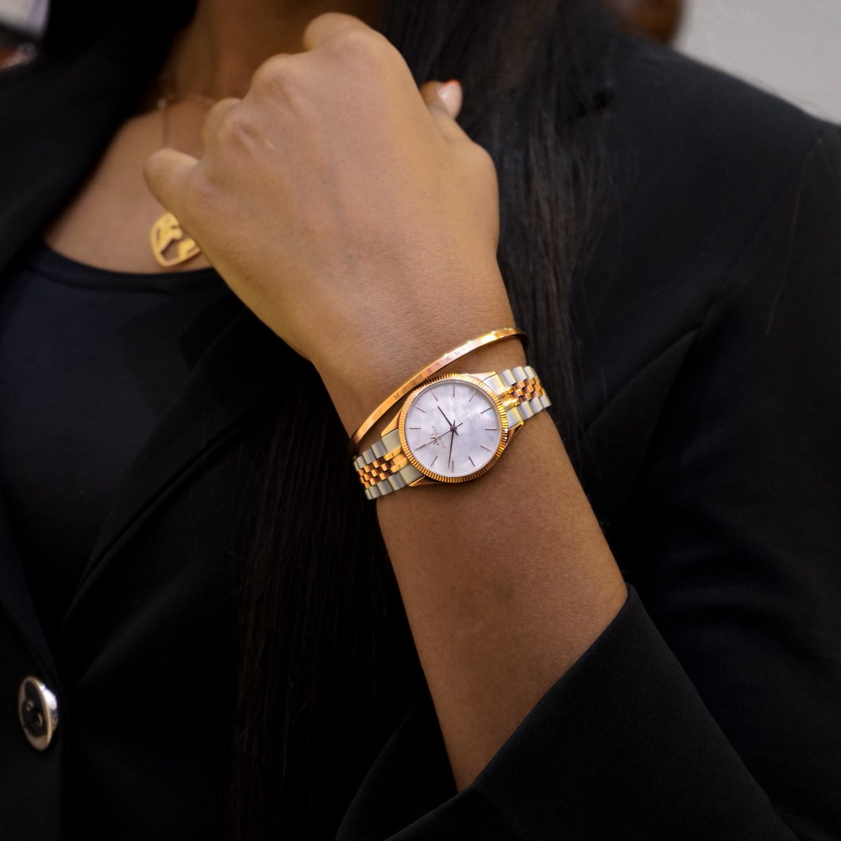 Micserah's tweet photo. Where elegance meets a hint of shine.
Seashell-Gold Silver, shop now. https://t.co/tf2U9kAZBF