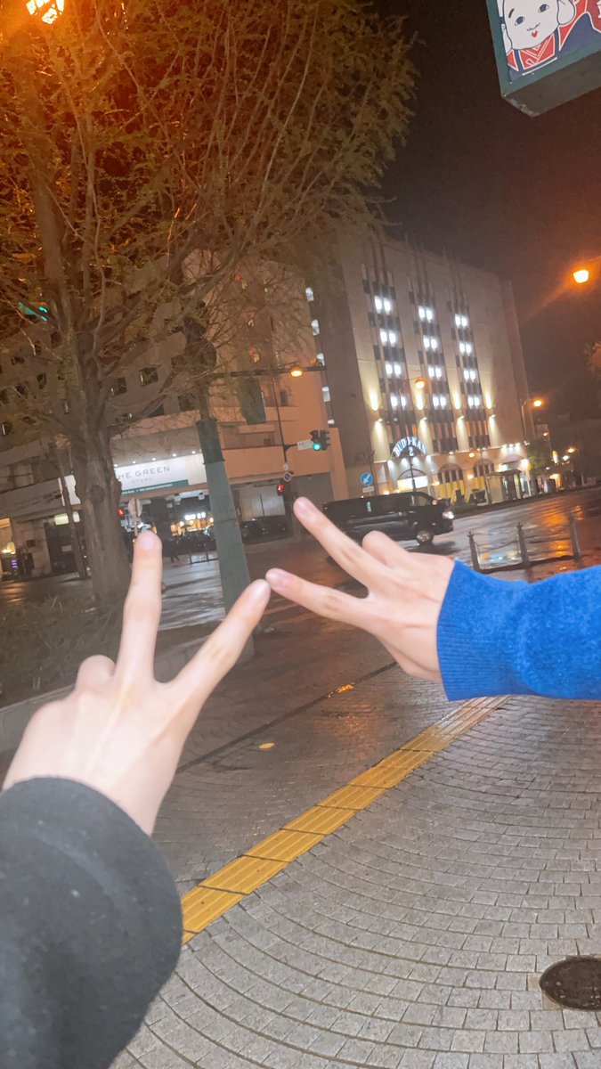 sanaco_sn's tweet photo. なんとパパラッチに成功してりるるさんとお話しすることが出来ました！！
おれがしつこくお願いしてサインもいただいたし、とてもファン想いなフレンドリーな方です😊
最後は車に乗せてもらったりしました〜とても美しいハンドル捌きでした🚗 https://t.co/XQVSwtWXeg