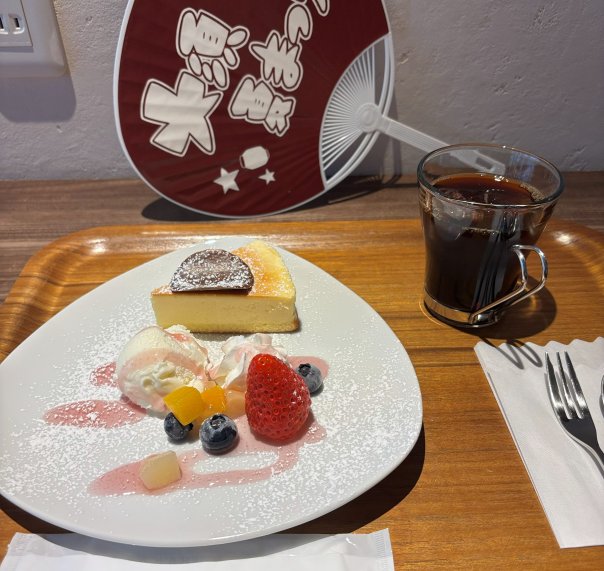 SA_4016's tweet photo. 大須観音駅の近くにある「大須珈琲」に行ってみた
珈琲だけだと物足りないかもと思ってショーケースを見て気になったチーズケーキも注文
ヾ(*'ω')ノ　ケーキがテーブルに運ばれてきたらなんかやたら豪華になって出てきて驚き
ただ何も知らずに行くとケーキの値段高すぎない！？って思うかも https://t.co/Q2SAJZJOLv