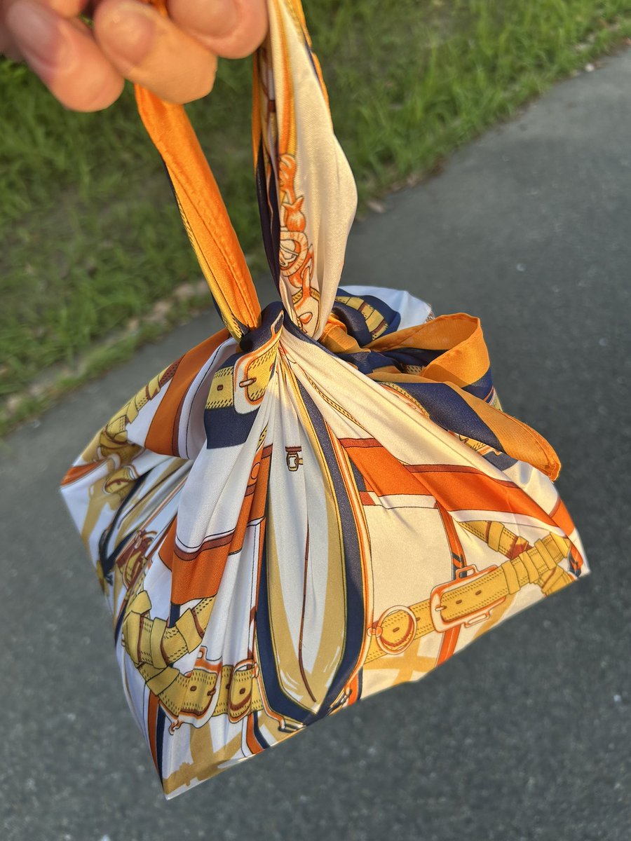 micchiman7's tweet photo. マイバッグ忘れた結果、急に生活力が試される。
スカーフ、優秀すぎ。 https://t.co/rAT2CxjV7B