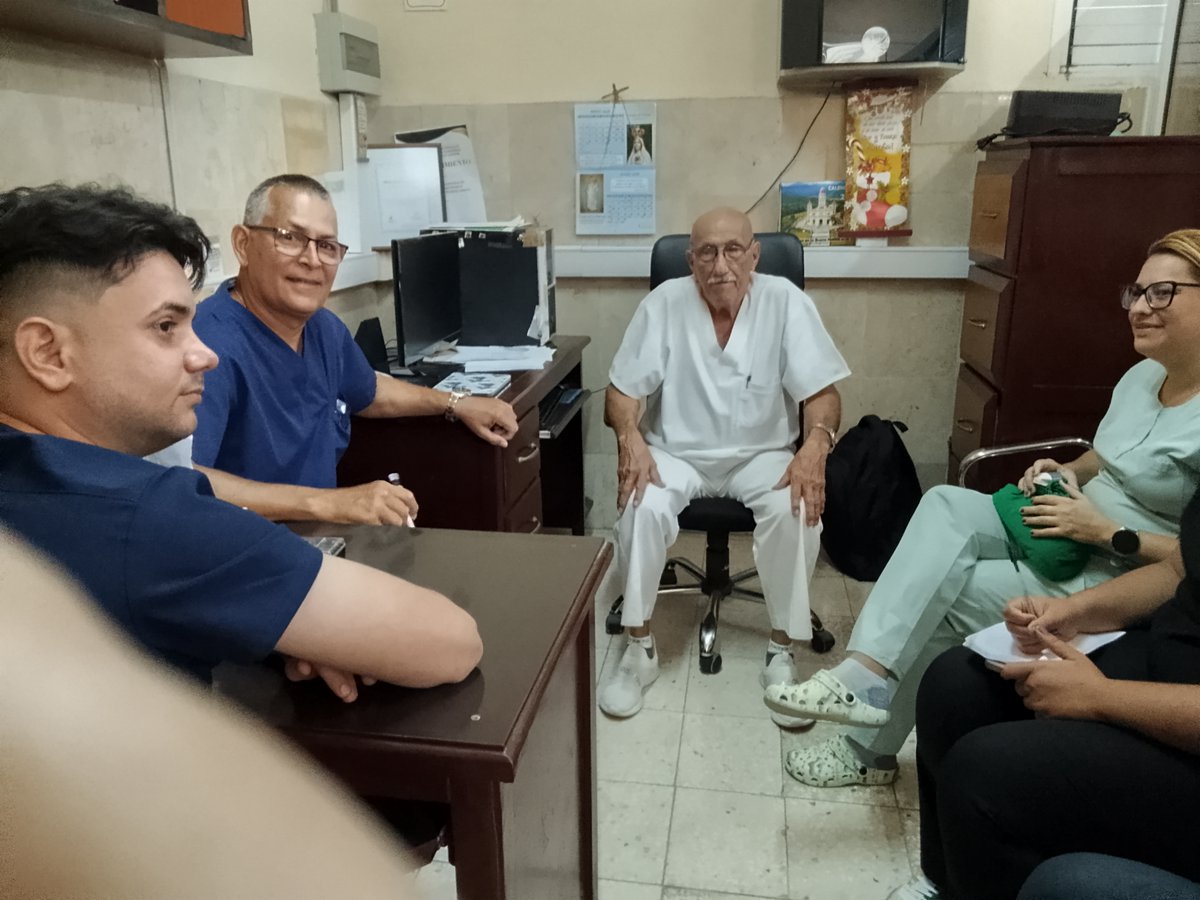 cardiovcl's tweet photo. Reunión de los Drs Rubén Moro y Cecilio González angiólogos con residentes de la especialidad, en análisis de los conocimientos adquiridos y orientando nuevos conocimientos, así como impartiendo nuevas tareas en el  #Cardiocentro Ernesto Guevara #cardiovc #DGSVillaClara #Cuba https://t.co/A1oohNdQiS