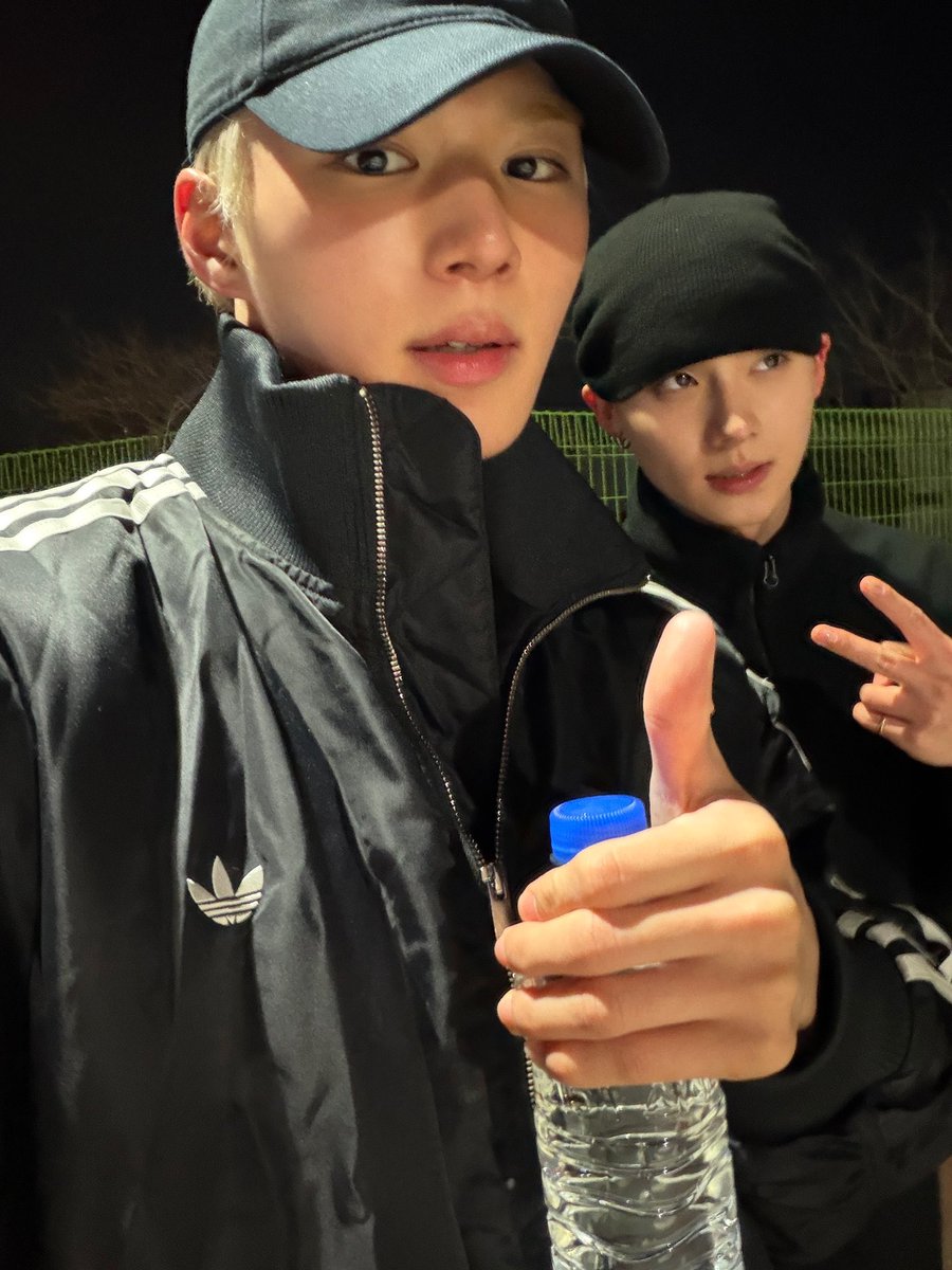 sannggwon's tweet photo. Post-practice dump with the guys because we’re literally exhausted but had to get at least one pic for the mems. Giving a quick thumbs up while clutching my water bottle because hydration is key after a long session. https://t.co/WY3KdZWRDJ