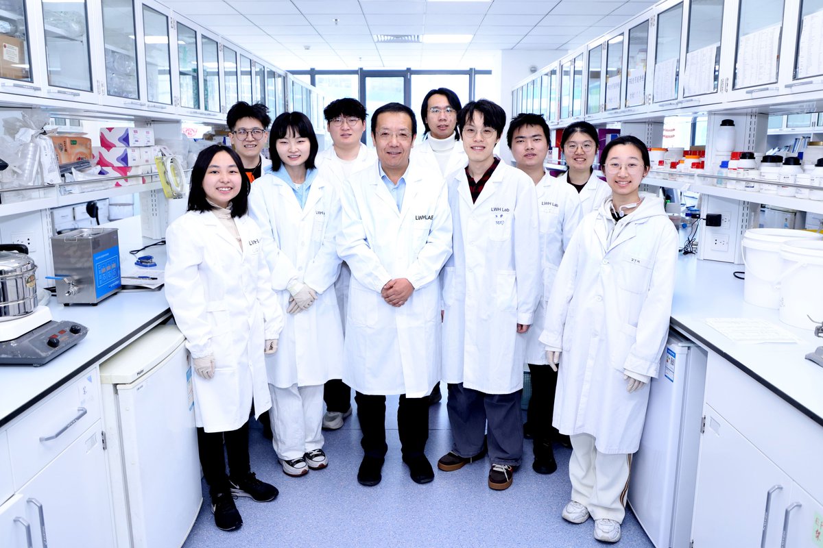 drabdulhameed07's tweet photo. 🇨🇳 China approves its FIRST drug for Hepatitis D 
one of the deadliest forms of viral hepatitis.

Developed by scientists from Tsinghua University, the breakthrough therapy works by BLOCKING the virus from entering liver cells, potentially changing the future of treatment for millions worldwide. 🧬🔥