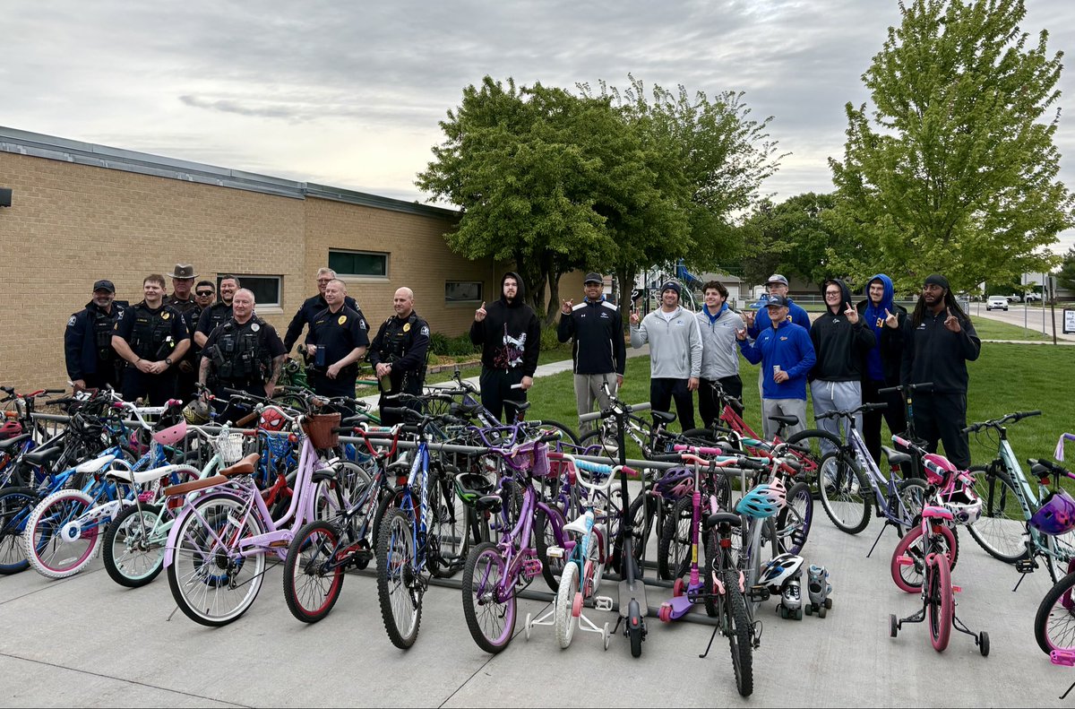 Coach_Gaines7's tweet photo. Had a great time greeting students with @KearneyPolice this morning at Northeast Elementary for National Bike &amp; Roll to School Day! #LopesUp 
@UNK_Football @UNK_Athletics https://t.co/NUA4fAybcy