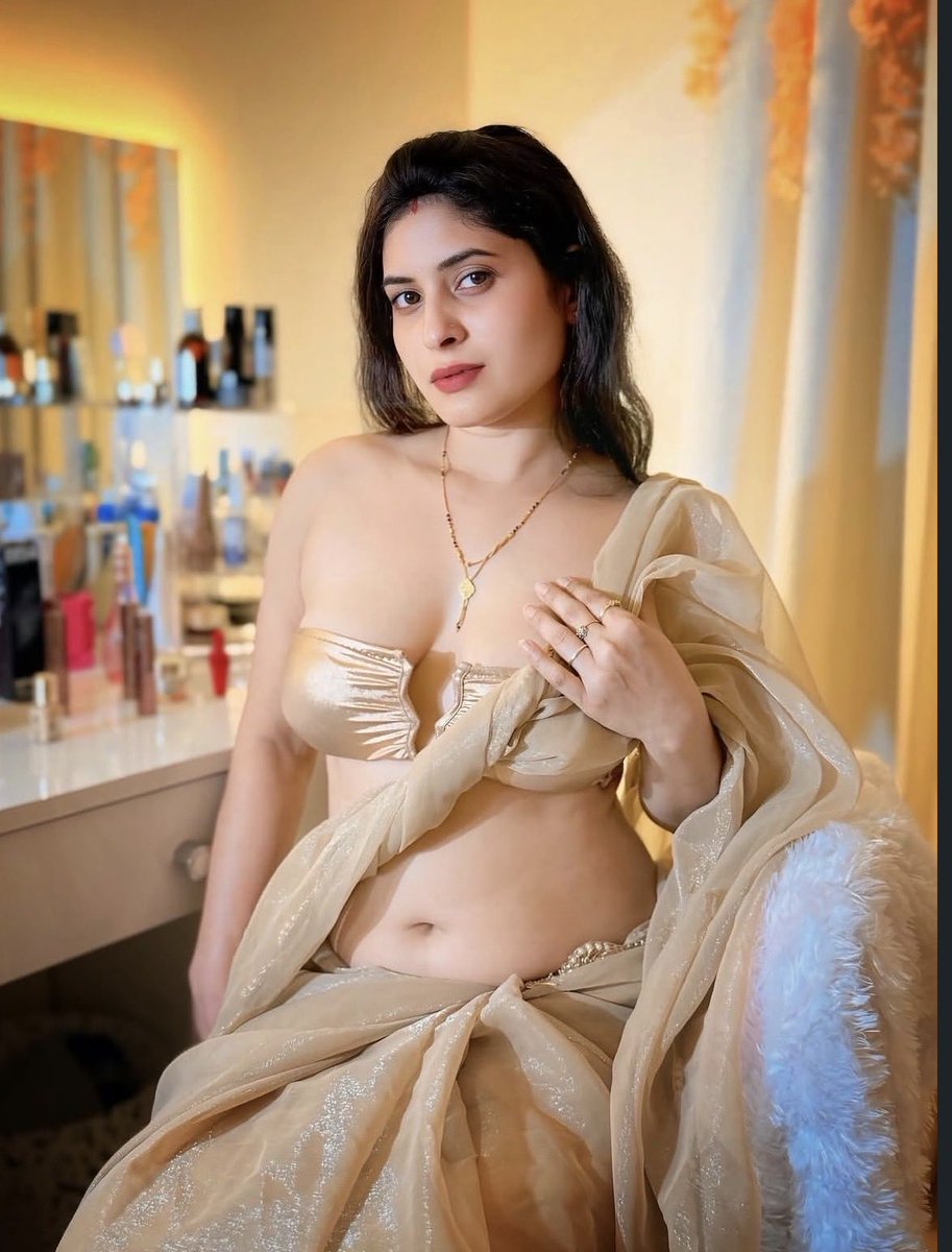 Hotie_Shambhvii's tweet photo. All alone at home.
Wasim is repairing the AC and me in a silky smooth blouse with no br@, a saree draped just below the waist &amp; a loose pallu that could slip any moment.

Me: “Agar yeh AC thik ho gayi, toh mere bedroom ka bhi dekh lena. Wahan wali bhi kaafi garm ho rakhi hai🥵.” https://t.co/1n8Qy4Rylk