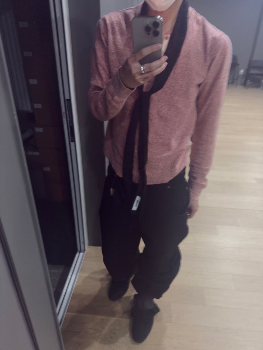 sannggwon's tweet photo. Had to do a quick fit check in the mirror because this thin pink top and baggy black pants combo is actually hitting so hard. The silver rings definitely add that extra touch to keep it from being too basic. https://t.co/k1CdAqMszw