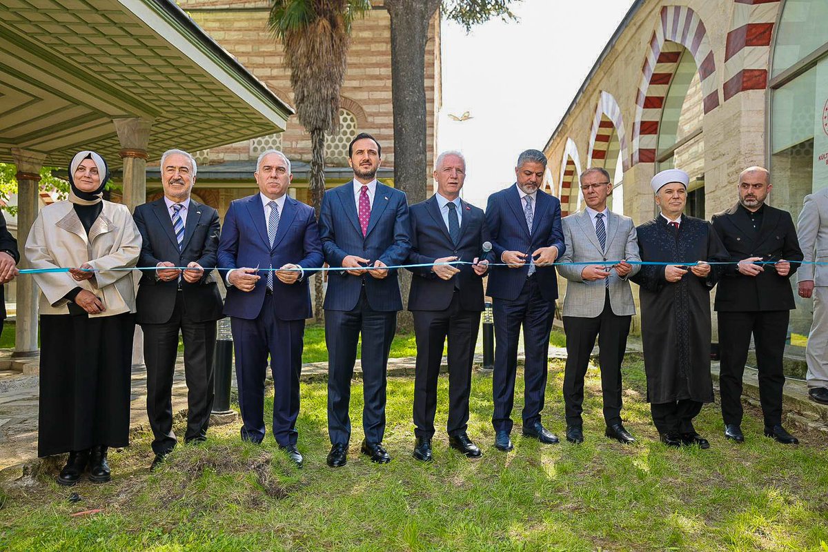 abdullahozdemir's tweet photo. Vakıf medeniyeti; sadece taşın taşa değmesi değil, insanın insana emanet edilmesidir. 

Cumhurbaşkanımız Sayın @RTErdogan ’ın canlı bağlantı teşrifleriyle, Beyazıt Türk Vakıf Hat Sanatları Müzesi’nin açılışını gerçekleştirdik. Ecdadımızın "İnsana hizmeti Hakk’a hizmet" gören estetik ve irfan anlayışını, İstanbul’un kalbi Beyazıt’ta yeniden ihya ediyoruz. 
Türkiye Yüzyılı, kültürel mirasımızın omuzlarında yükselecek.