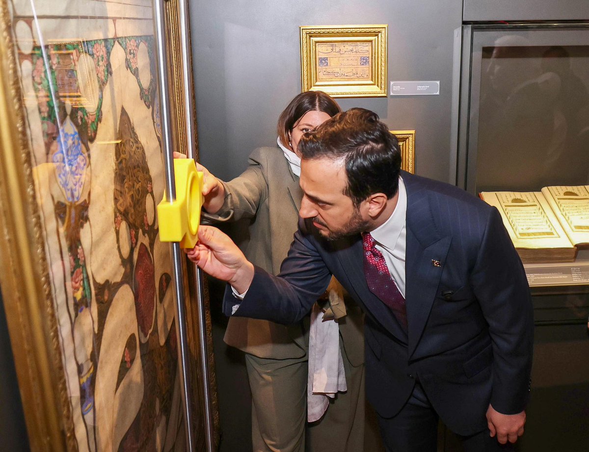 abdullahozdemir's tweet photo. Vakıf medeniyeti; sadece taşın taşa değmesi değil, insanın insana emanet edilmesidir. 

Cumhurbaşkanımız Sayın @RTErdogan ’ın canlı bağlantı teşrifleriyle, Beyazıt Türk Vakıf Hat Sanatları Müzesi’nin açılışını gerçekleştirdik. Ecdadımızın "İnsana hizmeti Hakk’a hizmet" gören estetik ve irfan anlayışını, İstanbul’un kalbi Beyazıt’ta yeniden ihya ediyoruz. 
Türkiye Yüzyılı, kültürel mirasımızın omuzlarında yükselecek.