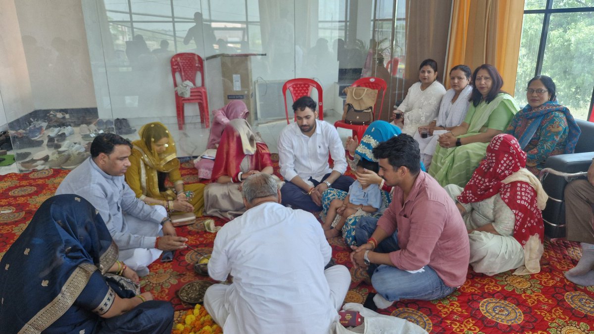 भाजपा पूर्व जिलाध्यक्ष चरण सिंह तेवतिया जी के बेटे के ऑफिस के उद्घाटन कार्यक्रम में अपनी महिला मोर्चा की बहनो के साथ जाकर शुभकामनाएँ दी । 
Bjp Mahila Morcha Haryana BJP Haryana Bharatiya Janata Party (BJP) Charan Singh Tewatia  #topfolowars #follower