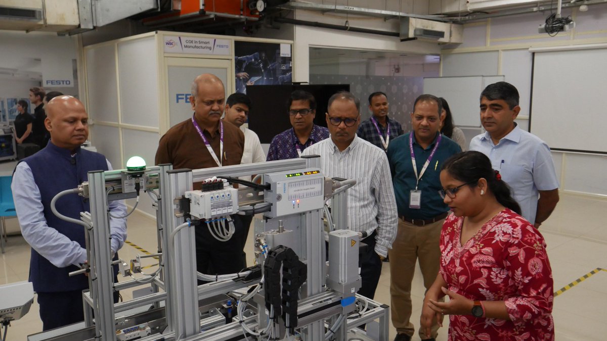 SDTEOdisha's tweet photo. Shri DK Singh, IAS, DC-cum-ACS, Odisha visited the World Skill Center today and toured its labs &amp; Centres of Excellence. Comm-cum-Secy, Skill Development &amp; Technical Education Department, Odisha, CEO WSC and other officials were present. https://t.co/BJBVc8qLZn