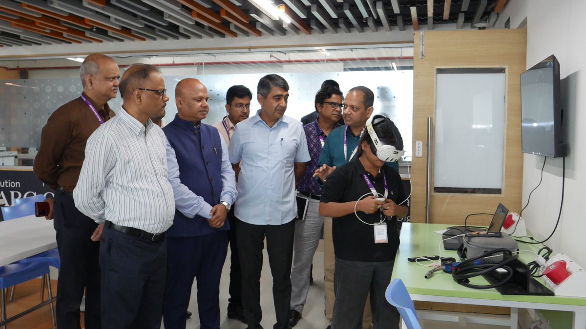 SDTEOdisha's tweet photo. Shri DK Singh, IAS, DC-cum-ACS, Odisha visited the World Skill Center today and toured its labs &amp; Centres of Excellence. Comm-cum-Secy, Skill Development &amp; Technical Education Department, Odisha, CEO WSC and other officials were present. https://t.co/BJBVc8qLZn