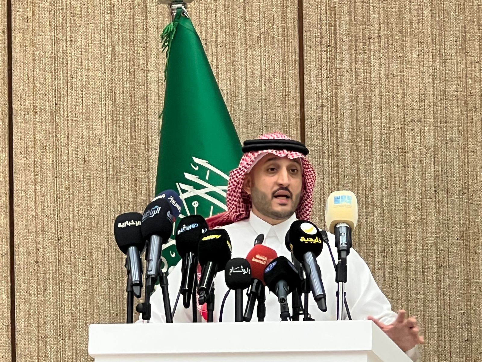 عمر مغربل الرئيس التنفيذي لرابطة الدوري السعودي للمحترفين: -لدينا 45 عقد بث حول دول العالم، وحاولنا أن نكون غير تقليديين فذهبنا في بعض الدول عبر قنوات يوتيوب وصناع محتوى 