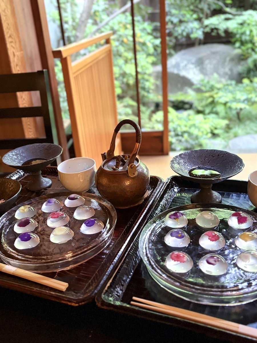 pompomuum's tweet photo. GWに行った、京都の『麓寿庵』🌿

ここは100年の長い年月を刻んできた有形文化財久保家住宅なので、中もとても素敵でした！
色とりどりのエルダーフラワーが閉じ込めまれた華わらびは、宝石みたいに美しくて美味しかったな🌸♡

ひと足先に夏を感じてきました🎐♡ https://t.co/dNJCHJaNy6