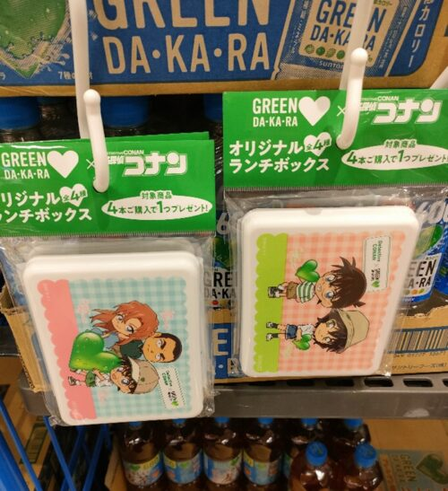 shimapatobu's tweet photo. グリーンダカラ『名探偵コナン』コラボ！
ランチボックスおまけが店頭でもらえるキャンペーンの開催店はどこ？2026年夏のノベルティは4種類！ハイウェイの堕天使のキャラなど！

https://t.co/3EcLSJNsh9

#コナン　#名探偵コナン　#サントリー　#おまけ　#ダカラ　#DAKARA

うちの近所でもベルクで5/6から実施していました。

例年の傾向から、イオン、OKストア、ドンキ、ヨーカドーなどの大手スーパー、全国の量販店で開催になると思います。

コナン＆松田陣平＆萩原研二
コナン＆萩原千速＆横溝重悟
コナン＆世良真純
コナン＆毛利蘭

の全4種類です。