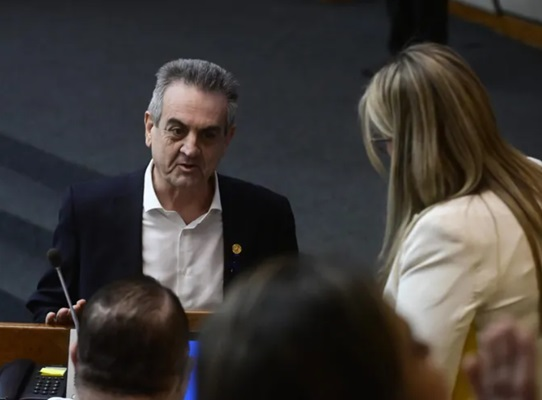 📰 DIPUTADOS  FRENAN RESTRICCIÓN A PERIODISTAS TRAS CRUCE CON ESGAIB

La Cámara Baja suspendió una disposición que exigía más requisitos para que trabajadores de prensa realicen coberturas legislativas dentro del Congreso.

¿Qué pasó?🔎
La medida apareció pocas horas después de