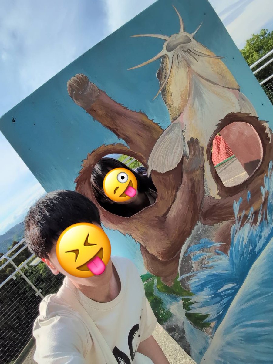 roriyankee's tweet photo. なんかビームみたいなのいた
ライトアップ前のフォトスポットで雑ポージング夫婦
強風で風除けに使ったら顔ハメパネルだった図 https://t.co/mZ8KeqRMgV