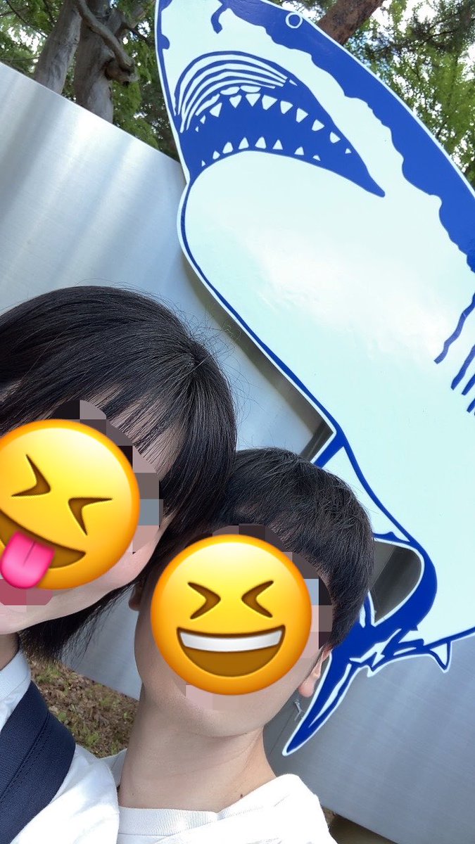 roriyankee's tweet photo. なんかビームみたいなのいた
ライトアップ前のフォトスポットで雑ポージング夫婦
強風で風除けに使ったら顔ハメパネルだった図 https://t.co/mZ8KeqRMgV