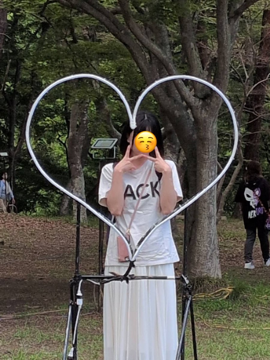 roriyankee's tweet photo. なんかビームみたいなのいた
ライトアップ前のフォトスポットで雑ポージング夫婦
強風で風除けに使ったら顔ハメパネルだった図 https://t.co/mZ8KeqRMgV