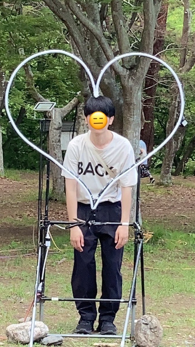 roriyankee's tweet photo. なんかビームみたいなのいた
ライトアップ前のフォトスポットで雑ポージング夫婦
強風で風除けに使ったら顔ハメパネルだった図 https://t.co/mZ8KeqRMgV