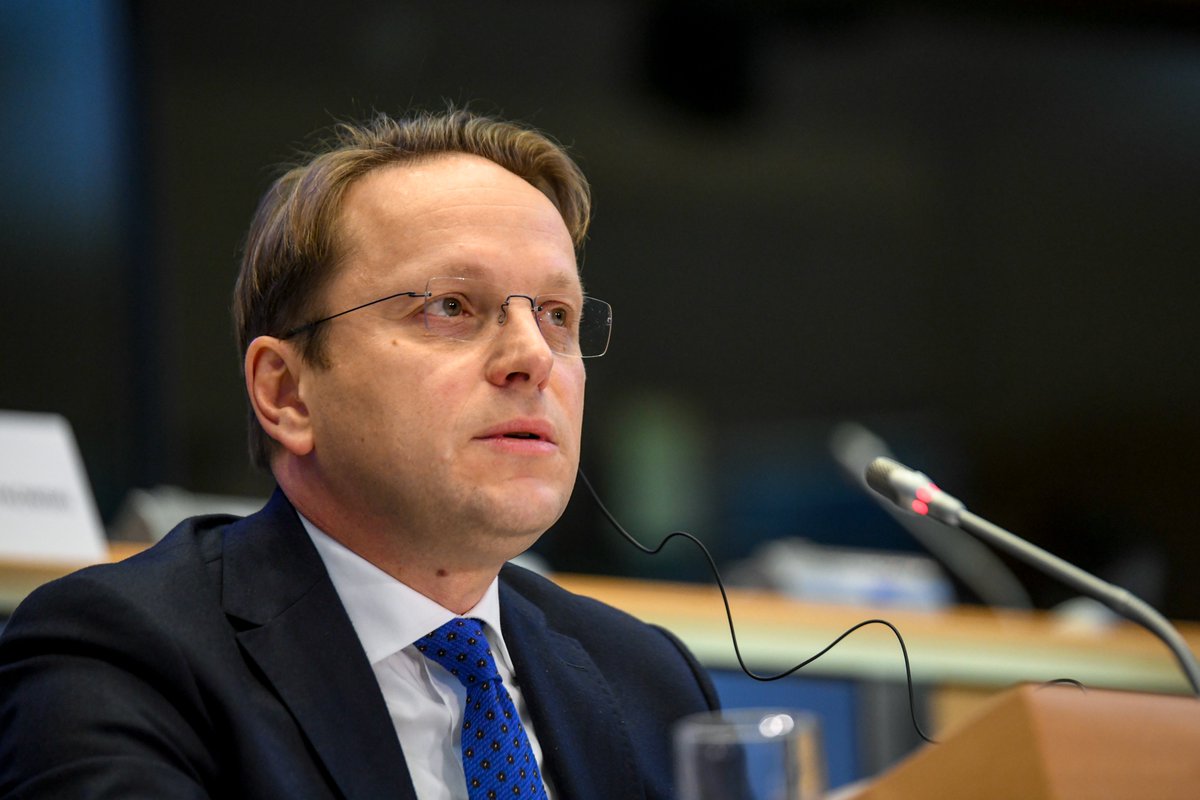 clergeau's tweet photo. Pourquoi le Commissaire Oliver Várhelyi n’assume-t-il pas ses choix politiques ?

Lundi en Commission ENVI, le Commissaire a tenu des propos flous, évitant soigneusement de clarifier sa ligne et ses intentions.

D’abord sur les pesticides, l’idée selon laquelle une autorisation « éternelle » serait réservée aux moins dangereux est fausse. C’est l’inverse : ce sont les substances les plus préoccupantes qui ne feront plus l’objet de révisions régulières, sans que les critères soient aujourd’hui clairement définis.

Sur les nouvelles techniques génomiques (NGT), affirmer que les règles de traçabilité sont équivalentes à celles des OGM est également faux. Les NGT de catégorie 1 ne seront soumises à aucune traçabilité, ni à aucun étiquetage.

Ces choix ne sont pas techniques. Ils traduisent un recul clair : moins de transparence, moins de contrôle, moins de droit à l’information pour les citoyens. La Commission européenne assume-t-elle cette orientation ? Si c’est le cas, pourquoi avancer des contre-vérités devant les parlementaires européens ?

Les Européens méritent des réponses.