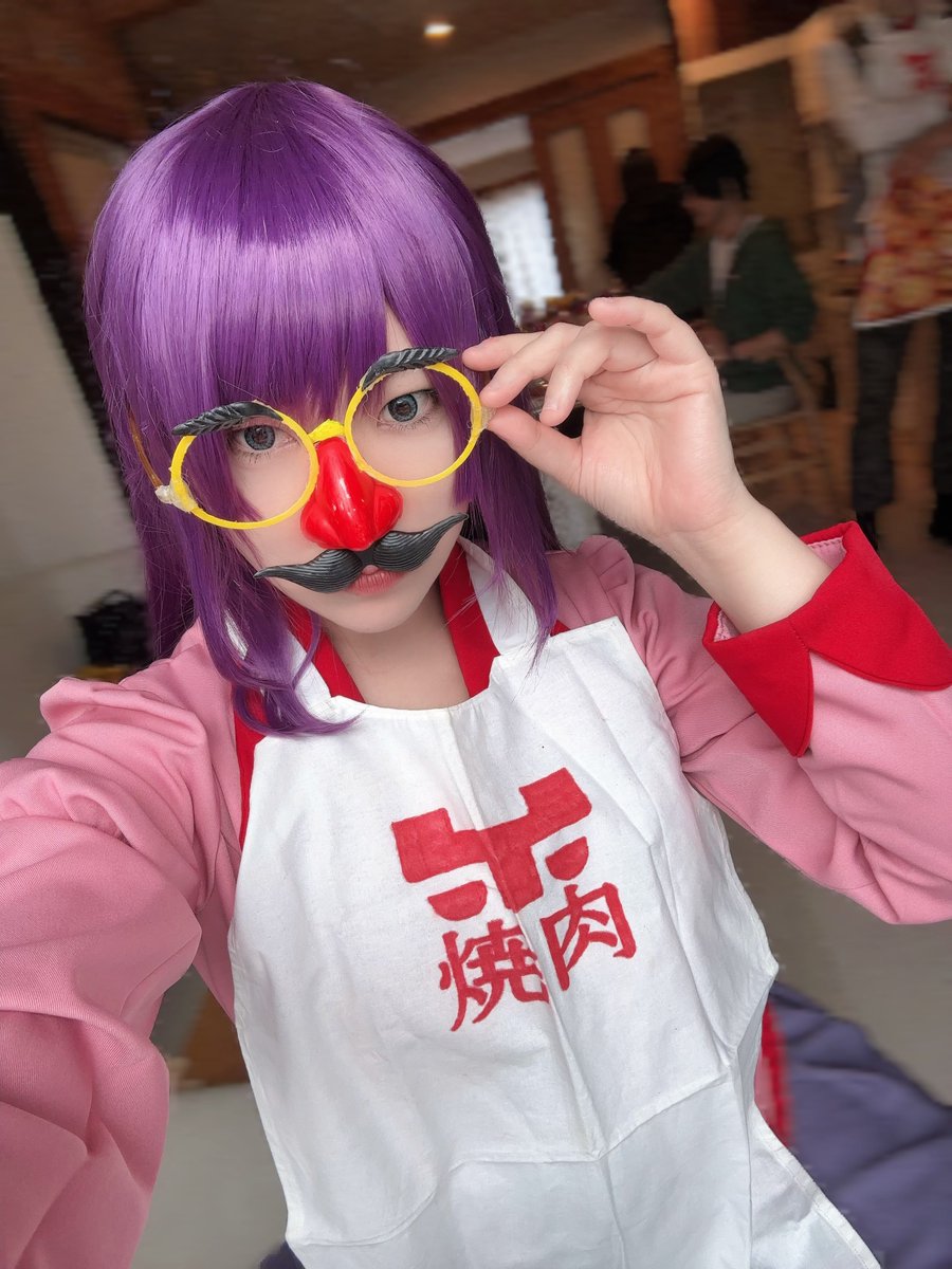 貝木から借りた鼻メガネとエプロン