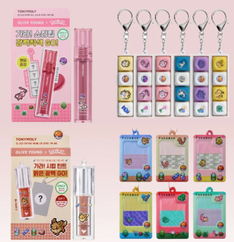 riri_xxxxx_0_0's tweet photo. Qoo10で売られてるポケモンコラボ、自分用にまとめたんだけどせっかくなら皆にもシェア。
※コラボパケよりかはおまけが欲しいのでその情報中心
※好みで選んでるので網羅的ではない
※公式ではなく代理店でしか現状取り扱いなし。ブランド名+ポケモンで検索かけてネ。値段は公式より高いと思うので、我慢できない人専用。本当は公式直売をおすすめしたいけど私は我慢できなかった。
※購入時はしっかりと購入条件を満たしているか・欲しいおまけがついてくるやつを選択しているかを確認。

①COLORGRAM
 商品：リップ、チーク、アイパレット
 おまけ：ヘアピン、リップポーチ、ステッカー、チャームキーリング、メタルチャーム、ポーチ
 特徴：メタモンメイン

②BBIA
 商品：リップ、アイパレット、チーク、アイライナー
 おまけ：ポーチ、キーキャップホルダー、パフ、ヘアピン
 特徴：ドット絵

③TONYMOLY
 商品：リップ
 おまけ：キーキャップホルダー、フォトカードホルダー
 特徴：ドット絵

④トリデン
 商品：リップエッセンス、サンスティック（日焼け止め）、メンズスキンケア
 おまけ：ラゲッジタグ、スポーツタオル、鏡付きキーリング、ステッカー
 特徴：ドット絵＆フシギダネ