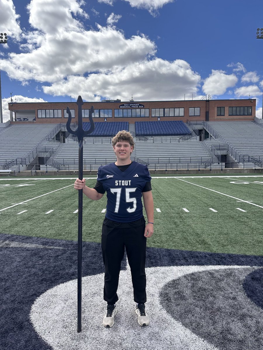 EdbergEli's tweet photo. Thank you @CoachDeBo76 and @UWStoutFootball for having my family and I out for a great junior day! @KatoEastFB https://t.co/t91K7xoTfF
