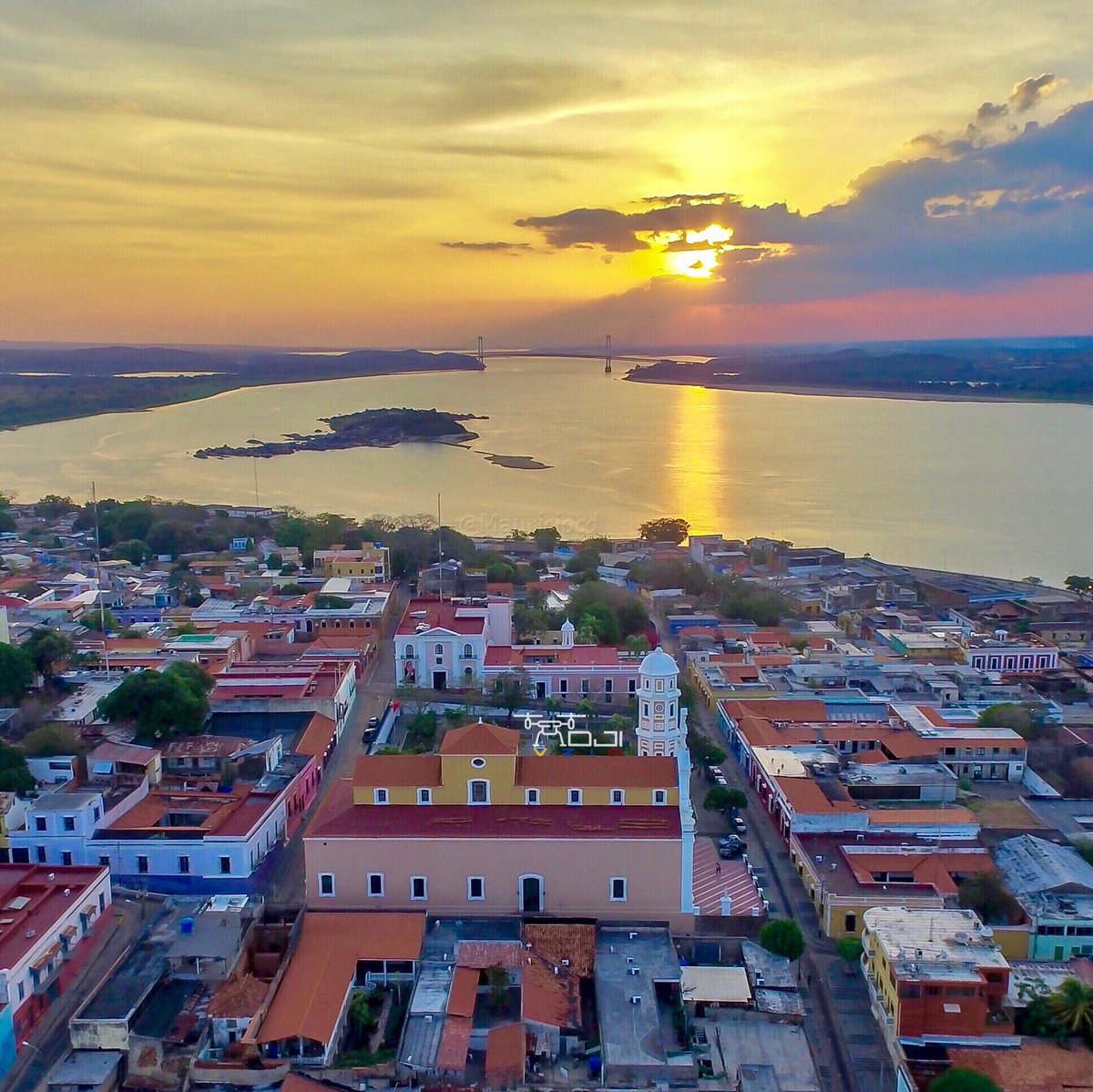 GianlucaCoccon1's tweet photo. Hermoso atardecer sobre 
CIUDAD BOLÍVAR abajo el 
casco histórico al frente el soberbio Río Orinoco la Piedra del Medio y al fondo el majestuoso Puente Angostura 
Edo Bolívar VENEZUELA 
🇻🇪🇻🇪🇻🇪🇻🇪🇻🇪🇻🇪🇻🇪🇻🇪🇻🇪🇻🇪🇻🇪
📸 @DjiVzla https://t.co/H3ZtVPGpMx