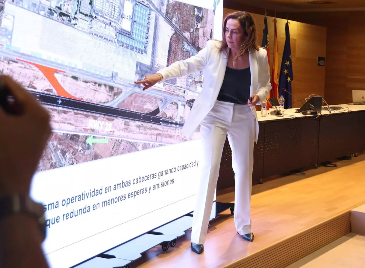 ALC_Airport's tweet photo. 🆕 El aeropuerto de Alicante-Elche contará a medio plazo con una nueva salida rápida de pista en la 28 (este a oeste) ✈️

👉🏻 Lo ha adelantado hoy la directora del aeropuerto @Laura_Navarro_V 

ℹ️ Todos los detalles 🔗 https://t.co/wshXylTpOb

© José Navarro Diario Información https://t.co/7o7RcOzkns