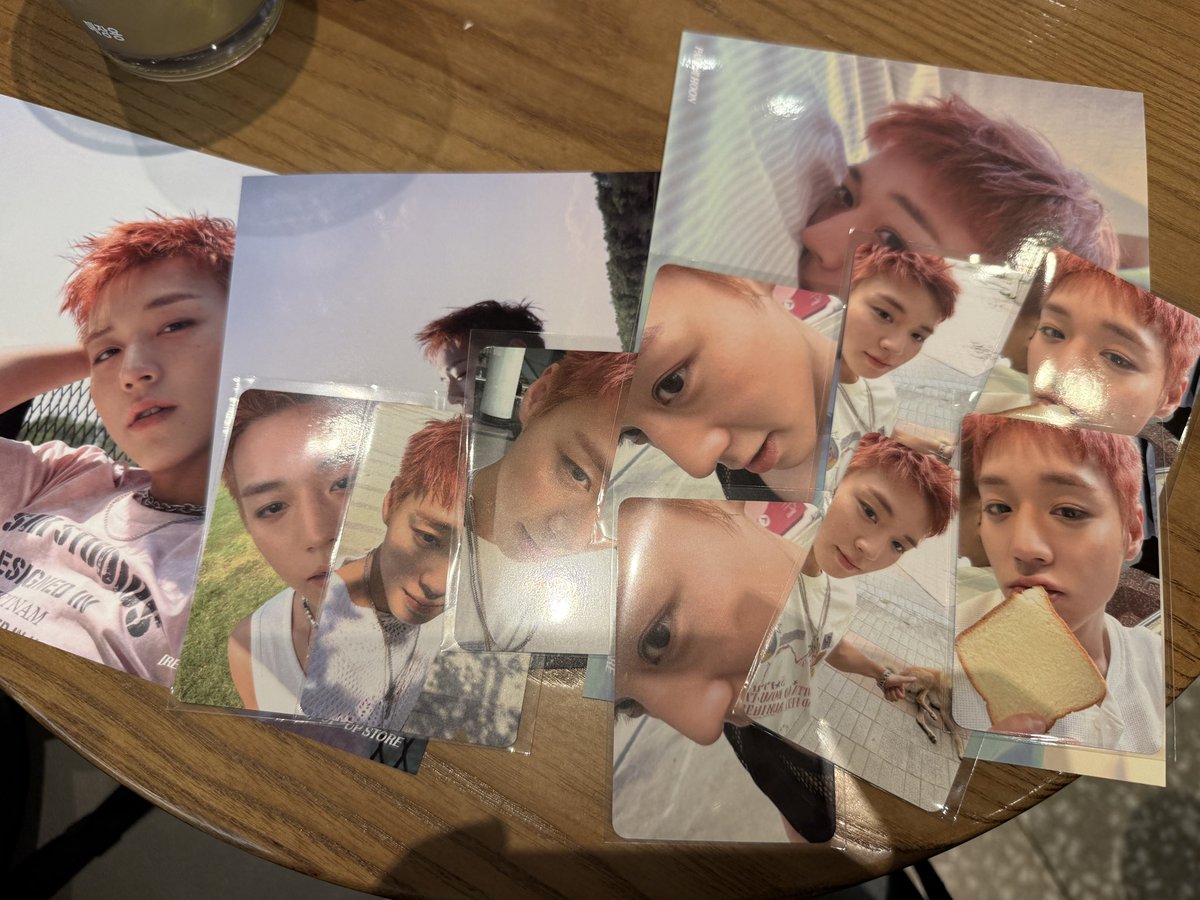 529mayzi's tweet photo. 하루만에 일정을 소화해야 돼서 음중사녹 끝나고 갔지만 역시나 품절은 빨랐고 ~ 팝업갔는데 훙지노래가 계속 나와서 너무 좋았고 직원 분들도 so친절하셔서 기분 좋게 마무리 할 수 있었시와요 ♡.°
무엇보다 포스터랑 포카 중복없이 가져서 넘 행벅했슴
#박지훈 #PARKJIHOON
#REFLECT #REFLECT_POPUP https://t.co/W3WcCUxm5z