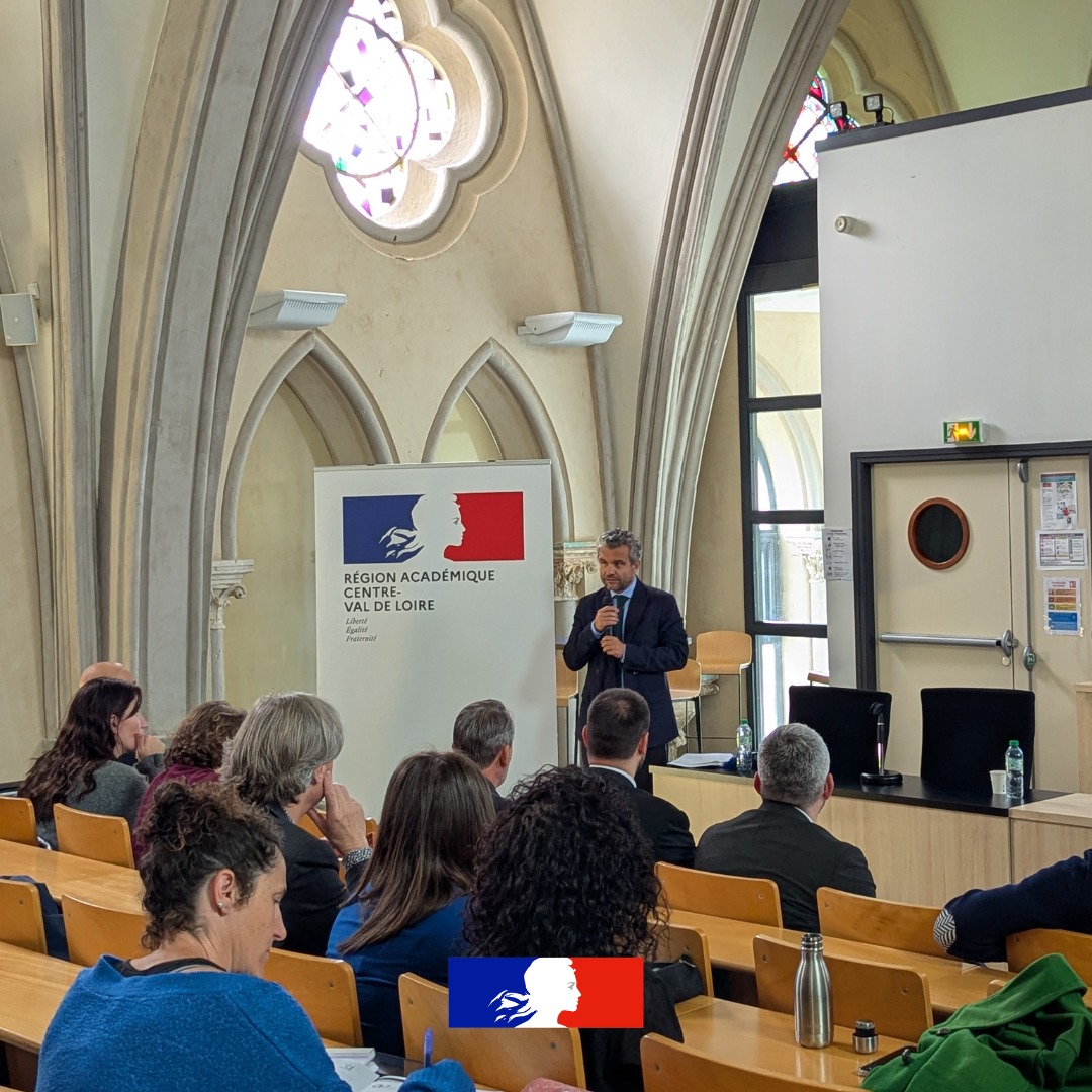 ac_orleanstours's tweet photo. Ce matin, le recteur @PhiAgresti a ouvert la journée académique "Former des citoyens résilients face à la désinformation" à Bourges (18).
Une journée pour outiller les enseignants face aux mutations de l’information avec un objectif clé : développer l’esprit critique des élèves🧠 https://t.co/LIu7nvVPHD