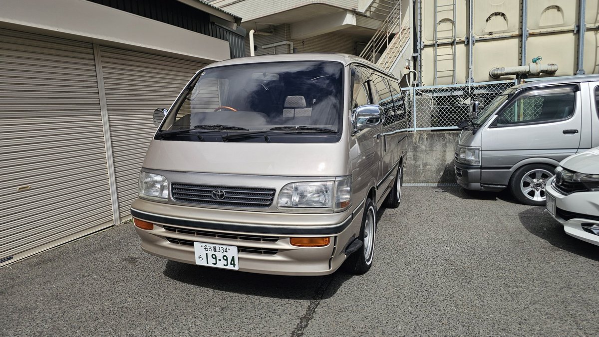 Ucchyace1994's tweet photo. ハイエースワゴン納車されました♥️

ハイエース
ハイエースワゴン
100系ハイエース

#高速有鉛
#自美研
ミーティングに、行きたい

平成
ドアミラーはメッキ
ホワイトリボン
#白物タイヤ協会

TOYOTA 
HIACE
Series100HIACE
HIACE WAGON
SUPER CUSTOM  
2400cc
2RZ

#HIACESUNDAY
#ハイエースサンデー https://t.co/xNPIaYHtfq