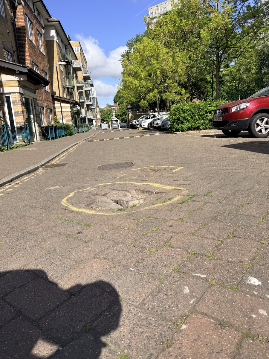CarlGD's tweet photo. Hello @DrJacquiDyerMBE are you able to help solve residents issue with the long term and oversized pothole on @lambeth_council ‘s Othello Close SE11 4JP? https://t.co/DNItBQhegA