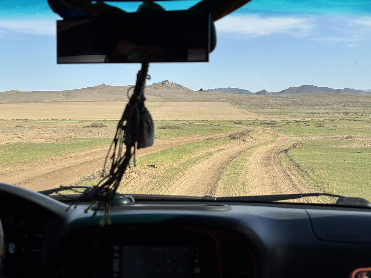 analogueegg's tweet photo. trip of a lifetime 🇲🇳 https://t.co/MawivyQnqJ