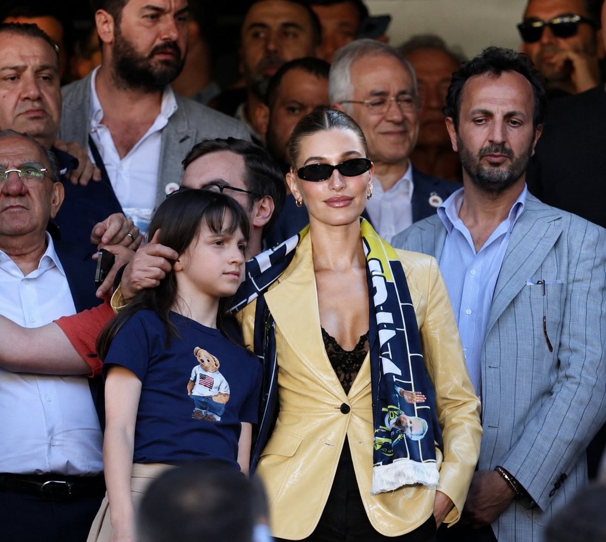 hailey bieber'in paylaşımı: "yeniden başlıyoruz. ⌛️💛💙"