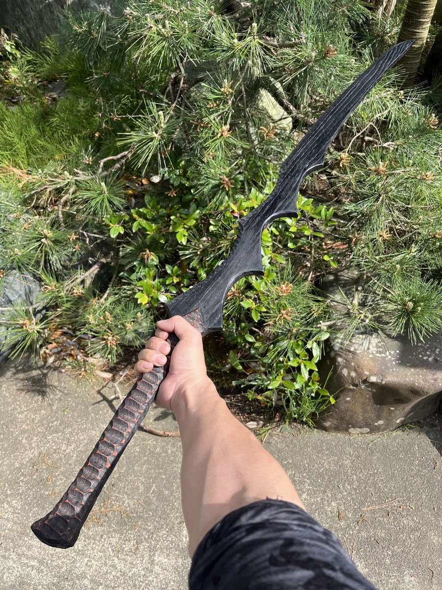デザフェス63の時に連れていく黒刀風ピザカッター🍕🗡️も見せてぇー‼️ってお声がありましたので、この子になりまぁーす╰(*´︶`*)╯

全長116.5センチ
ブレード材は栗の木
グリップは、トウギリって呼ばれて木でぇす🪵

✨✨✨🍕次回の出展🗡️✨✨✨
⬇️⬇️ ⬇️⬇️ ⬇️⬇️ ⬇️⬇️ ⬇️⬇️