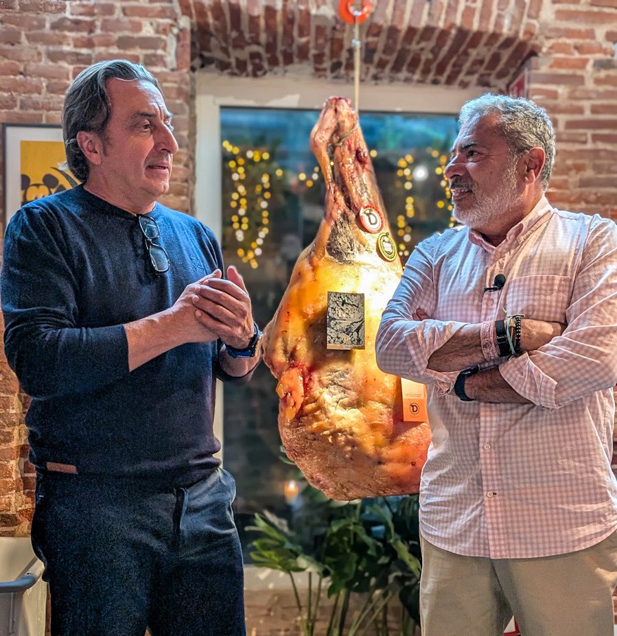 albgranados's tweet photo. Detrás de una gran chuleta hay territorio, oficio y tiempo. Arrancan las jornadas del buey rústico en la @TabernaPedraza junto a @discarlux raza Minhota, más de 100 días de maduración y una cocina donde el producto manda.
Te lo cuento en el blog carnívoro:
https://t.co/vGJBM2H2uO https://t.co/JaQv2sy6v0