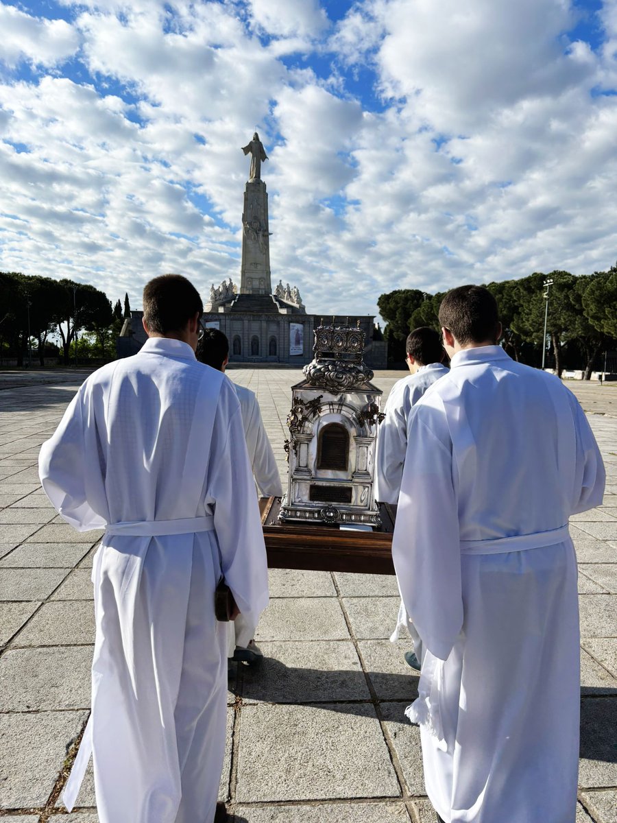 📸 La reliquia de San Juan de Ávila, patrono del clero secular español, han visitado estos días la diócesis. Después de Valdemoro y Móstoles, la ermita de Nuestra Señora de los Ángeles y la Basílica del Sagrado Corazón. las han acogido llevadas por los seminaristas.
