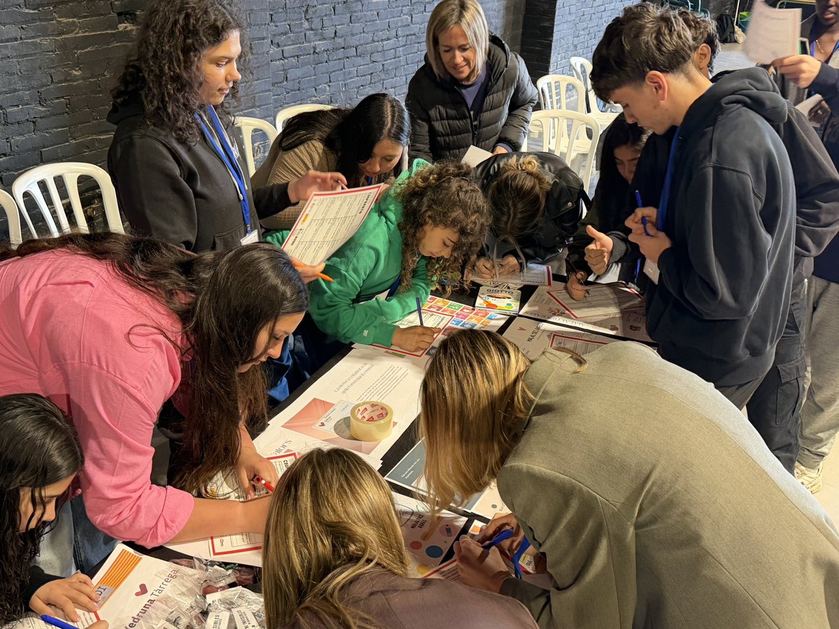 RadioTarrega's tweet photo. 📝 #ARAMATEIX Cal Trepat acull la 2a Trobada de Cooperatives d’Alumnes de les Terres de Ponent, un esdeveniment anual que reuneix estudiants i docents d’escoles i instituts de Ponent per compartir les seves experiències en la creació i gestió de cooperatives d’alumnes. https://t.co/ao7ugIOigs