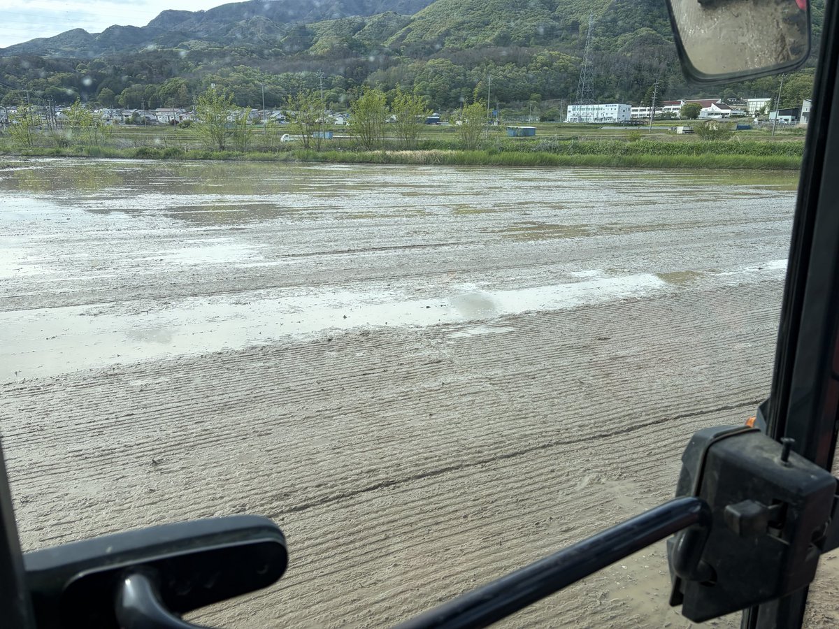 tomato_rep's tweet photo. 5月は最初から最後までずーっと田んぼを平らにする人やってます https://t.co/DgBhBHgoTX