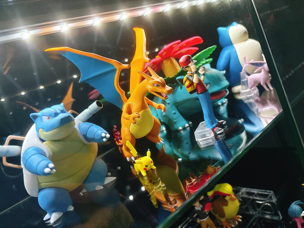 boon_DragonBall's tweet photo. 「あの頃の僕」へ✨

GW最終日、小学生の頃に夢中になった思い出を全部詰め込みました。これを見てワクワクする人は、きっと僕と同世代です。

明日からまた現実（仕事）が始まるけど、デスク横のこの景色を糧に頑張ろうと思います💪

#フィギュア愛でる部
#フィギュア倶楽部
#レトロゲーム https://t.co/d2XqsJaCuC